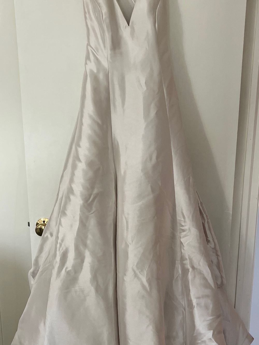 Elegant Satin V-Neck Ball Gown in Ivory